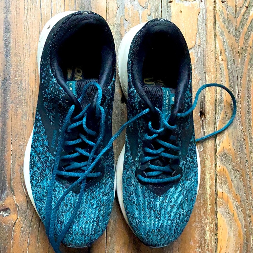 Brooks shoes size 7.5 (fit more like a size 7). Excellent used condition.